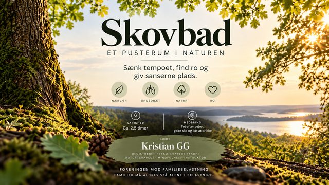 Plakat for Skovbad – et pusterum i naturen. Guide: Kristian GG, registreret psykoterapeut (FaDP), naturterapeut og mindfulness-instruktør. Foreningen mod Familiebelastning. Egetræ og udsigt over skov og vand i lavt sollys.